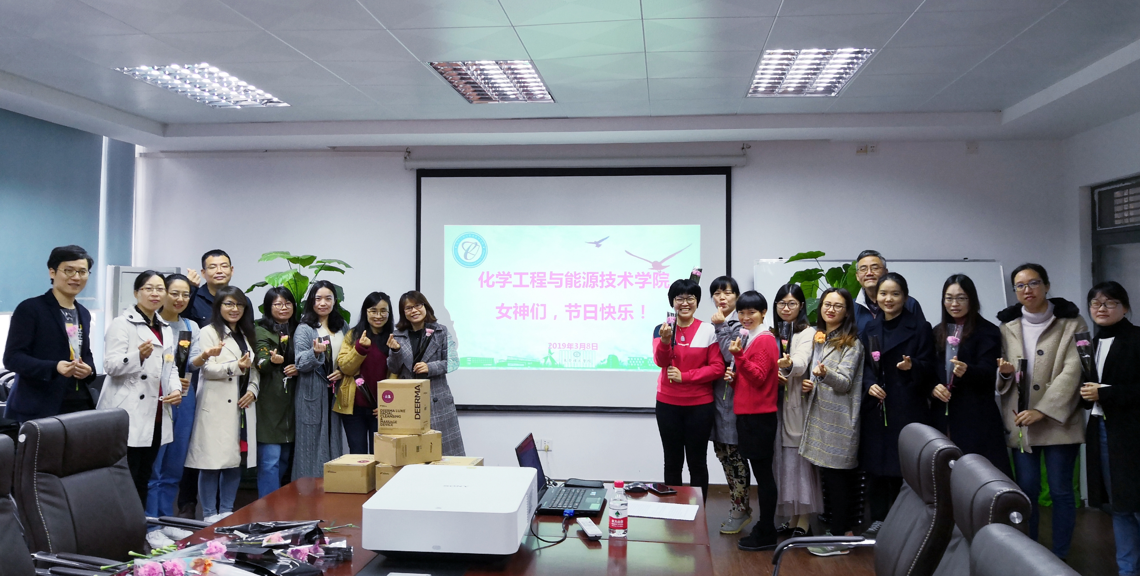 sunbet申搏女教工欢庆国际妇女节1.jpg