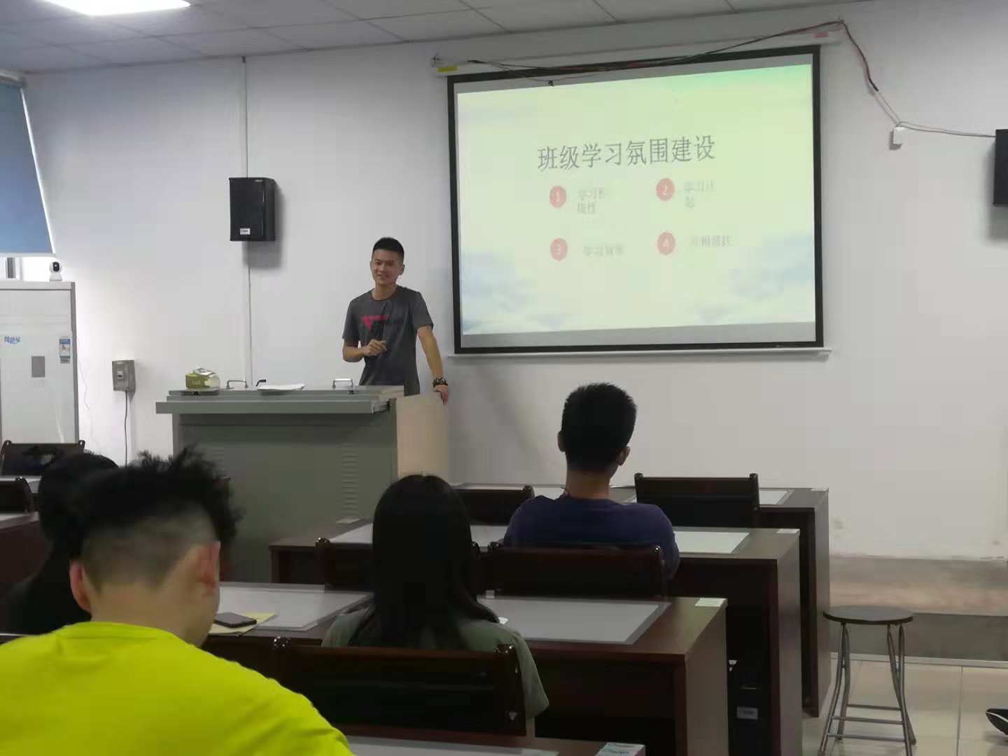 sunbet申搏副院长陈佰满给学生上班会课2-1-.jpg