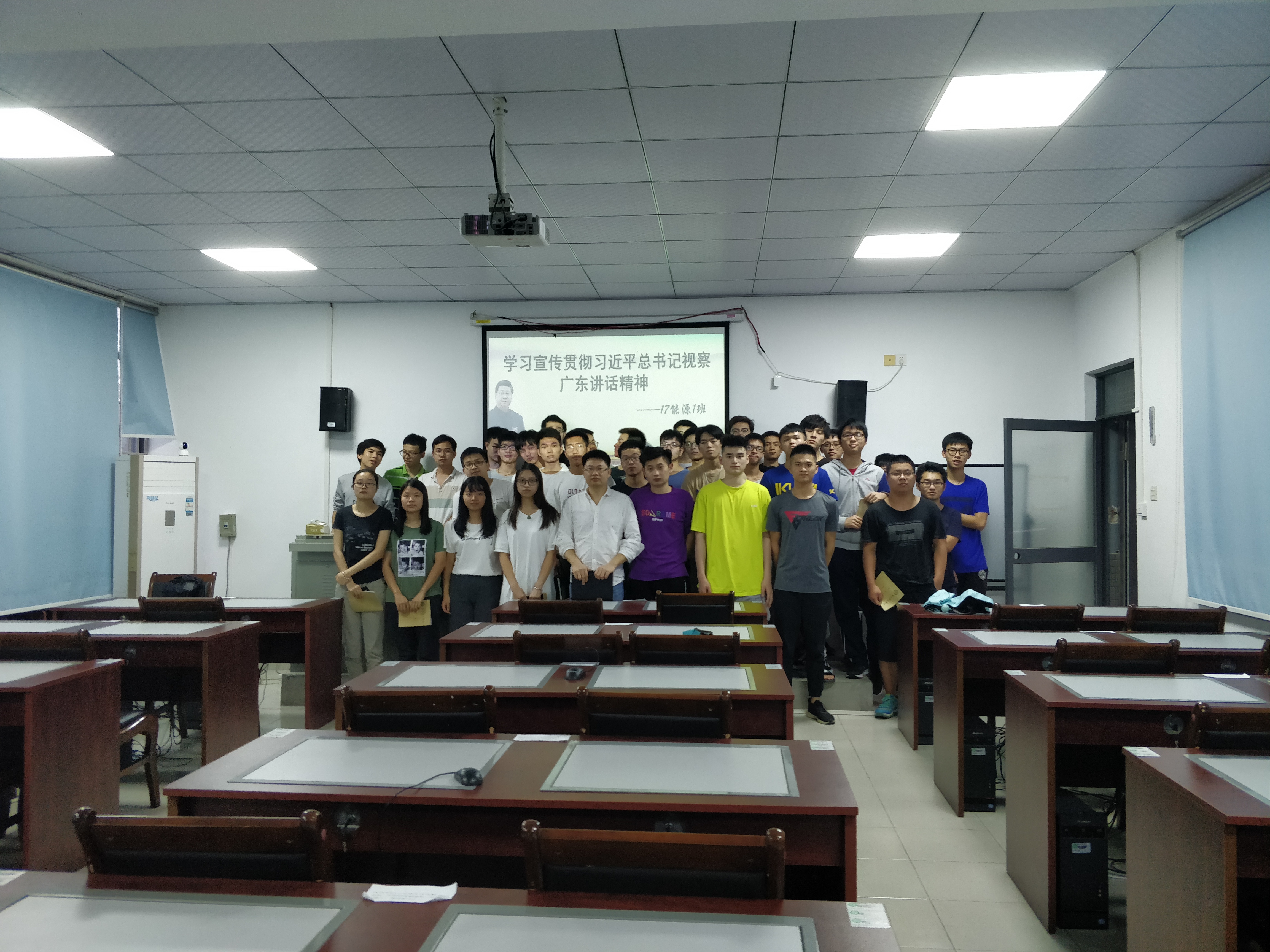 sunbet申搏副院长陈佰满给学生上班会课3.jpg