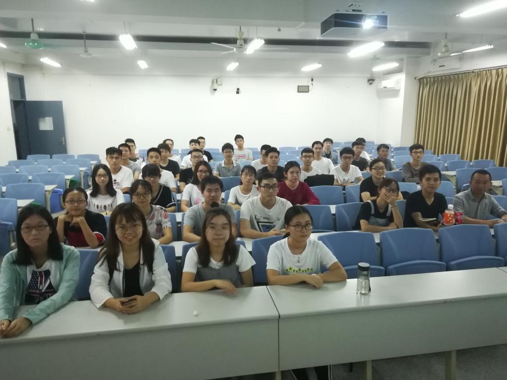 sunbet申搏副院长尹辉斌给学生上班会课3.jpg